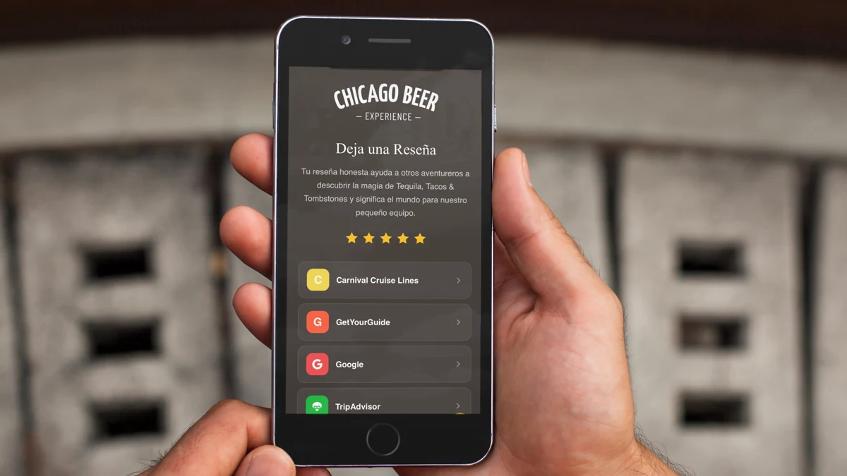 A guest holding an iPhone showing a Chicago Beer Experience guidebook in Spanish, reading Deja una Resena, with the review platform names left untranslated